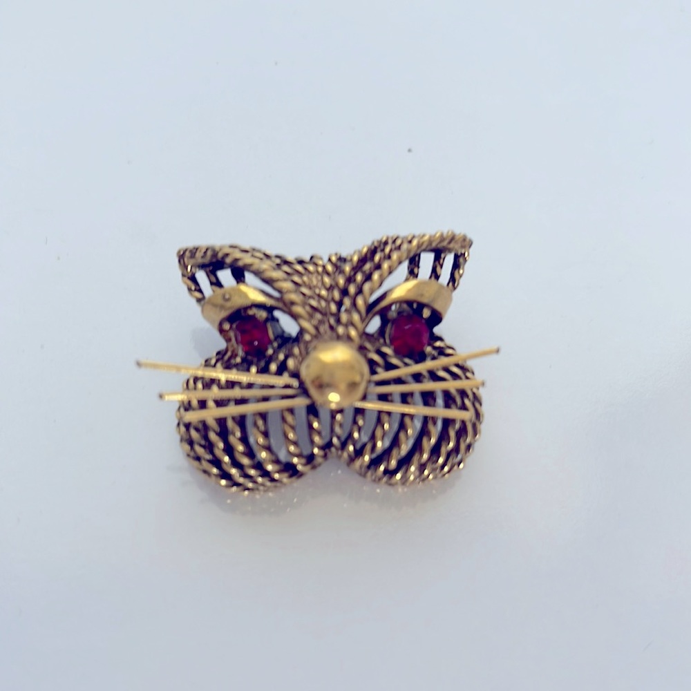Unique, gold-plated vintage pin 😻 Faux Ruby eyes. Puurrrfect holiday gift 🎁!